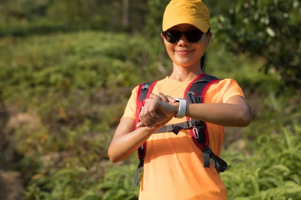 Femmina Ultramaratona Corridore Guardando Smartwatch Prima Dell Allenamento Sentiero Foresta — Foto Stock