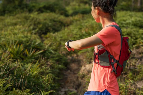 Femme Coureuse Ultramarathon Mettant Smartwatch Avant Courir Sur Sentier Forêt — Photo