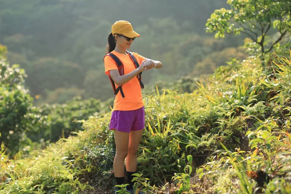 Femme Coureuse Ultramarathon Mettant Smartwatch Avant Courir Sur Sentier Forêt — Photo