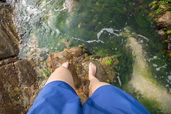 Looking View Female Legs Rocks Covered Sea Grass Waves — Stock Photo, Image