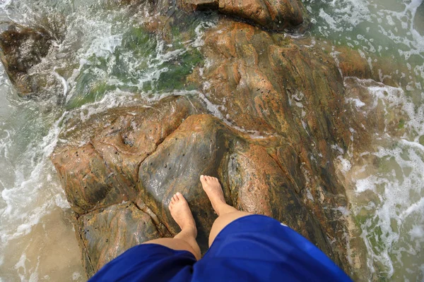 Pohled Dolů Samičí Nohy Skalách Pokrytých Mořskou Trávou Vlnami — Stock fotografie