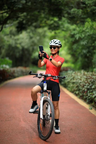Fille Sur Piste Cyclable Utilisant Smartphone Tout Vélo Sur Temps — Photo