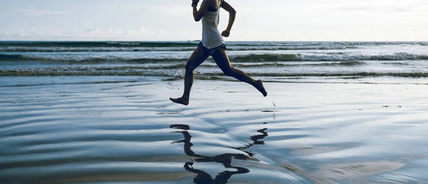 Junge Frau Joggt Bei Sonnenuntergang Sandstrand Der Dämmerung — Stockfoto