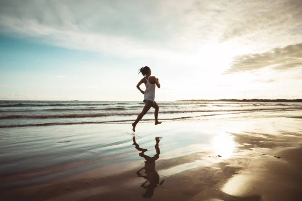 Mujer Joven Corriendo Atardecer Playa Arena Retroiluminación —  Fotos de Stock