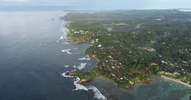 斯里兰卡渔民村海浪冲刷海岸的空中录像 — 图库视频影像