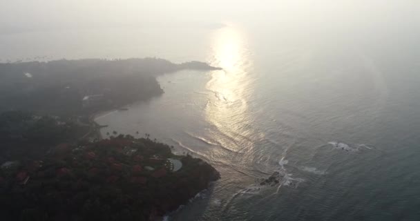 Luchtbeelden Van Oceaangolven Die Langs Kust Van Vissersdorp Sri Lanka — Stockvideo