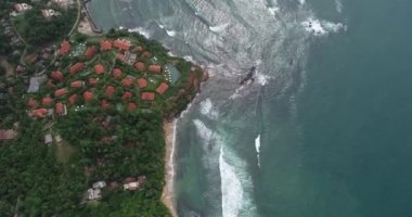 Sri Lanka 'daki balıkçı köyünün kıyılarını yıkayan okyanus dalgalarının hava görüntüleri.