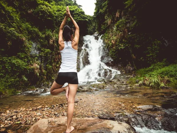 Ajuste Mujer Joven Practicando Yoga Cerca Cascada Bosque —  Fotos de Stock