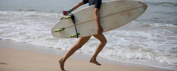 Femme Surfeuse Qui Court Avec Planche Surf Sur Une Plage — Photo