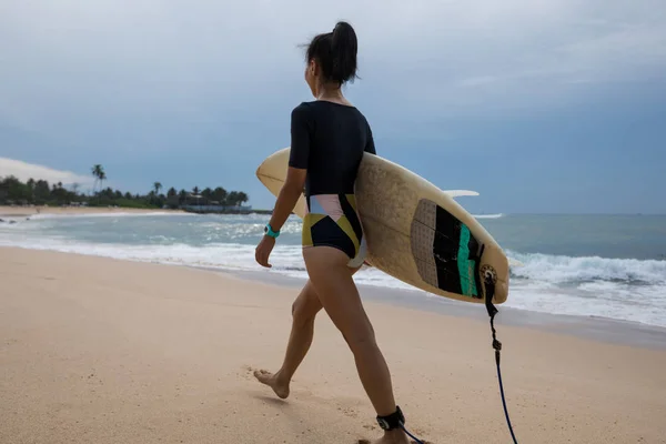 Surferin Läuft Mit Surfbrett Sandstrand — Stockfoto