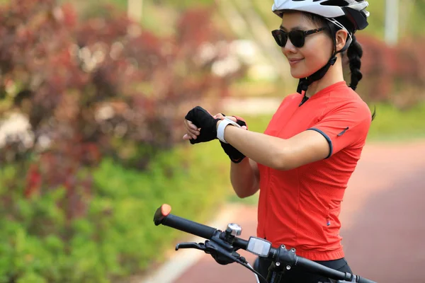 Asiatique Femme Cycliste Regardant Smartwatch Tout Vélo Extérieur Dans Les — Photo