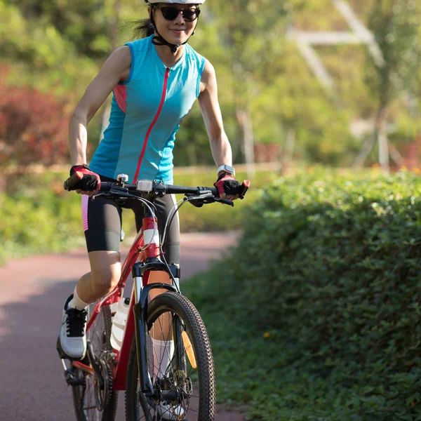 Ciclista Femenina Montando Bicicleta Montaña Aire Libre Bosque — Foto de Stock