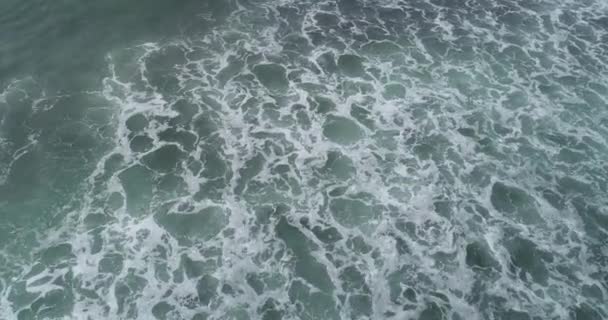 斯里兰卡海浪冲刷岩石海岸的场景镜头 — 图库视频影像