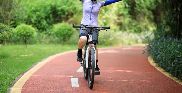 Female Cyclist Riding Mountain Bike Tropical Rainforest Trail Arms Outstretched — Stock Photo, Image