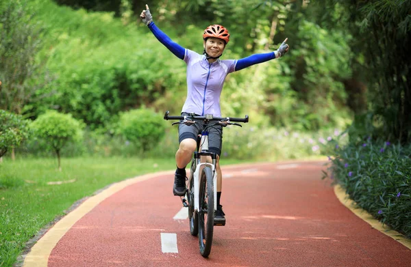 Ciclista Femenina Montando Bicicleta Montaña Sendero Selva Tropical Con Los — Foto de Stock