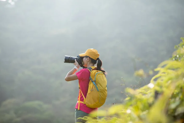 秋の森で写真を撮る女性写真家 — ストック写真