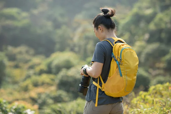 Photographe Femelle Prenant Des Photos Dans Forêt Automne — Photo