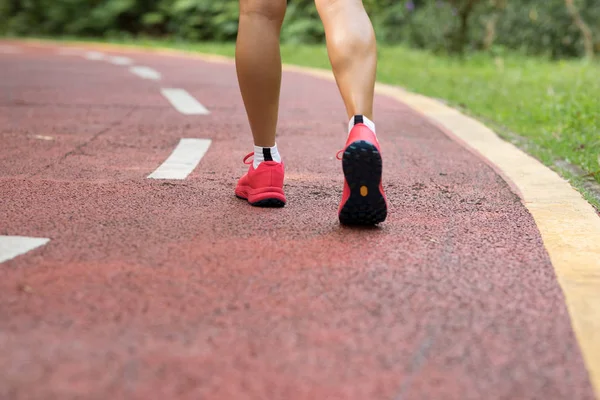 Jovem Mulher Fitness Pernas Trilha Floresta — Fotografia de Stock