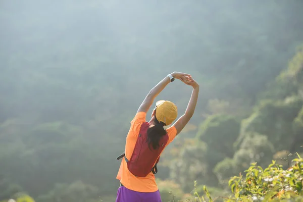Οπίσθια Όψη Του Γυναικείου Πεζοπόρου Που Τεντώνει Χέρια Ενώ Τρέχει — Φωτογραφία Αρχείου