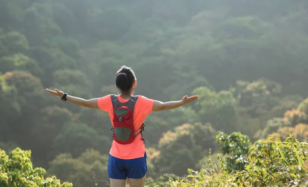 Zadní Pohled Ženský Ultramaratonový Běžec Nataženýma Rukama Stezce Tropického Lesa — Stock fotografie