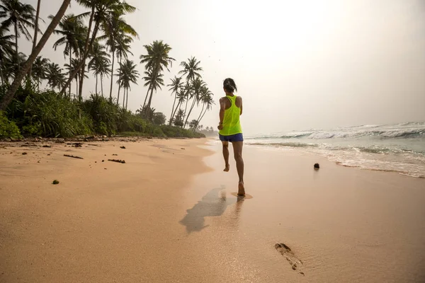 Giovane Donna Forma Sana Che Corre Sulla Spiaggia Tropicale Durante — Foto Stock
