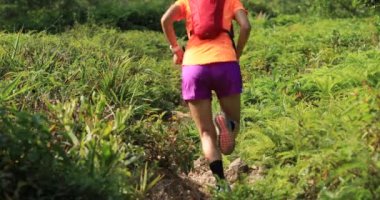 Yeşil çimenli tepelerde kadın ultra-maraton koşucu eğitimi