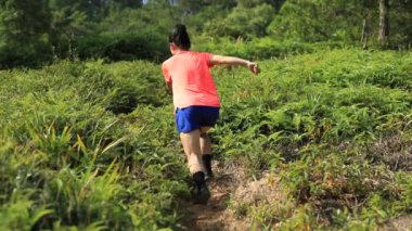 Yeşil çimenli tepelerde kadın ultra-maraton koşucu eğitimi