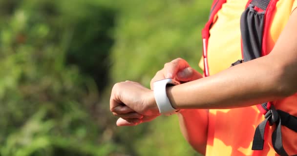 Kobieta Biegacz Dostosowując Smartwatch Następnie Działa Zielonym Lesie — Wideo stockowe