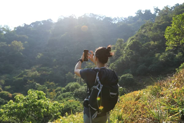 Caminhante Feminina Tirando Foto Com Smartphone Floresta Outono — Fotografia de Stock