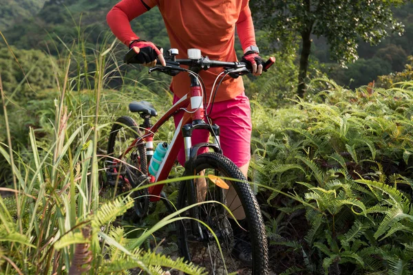 Велосипедистка Горным Велосипедом Тропическим Лесным Тропам — стоковое фото