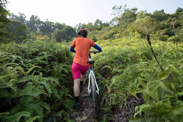 Bicicletta Fondo Donna Ciclista Con Mountain Bike Arrampicata Sul Sentiero — Foto Stock