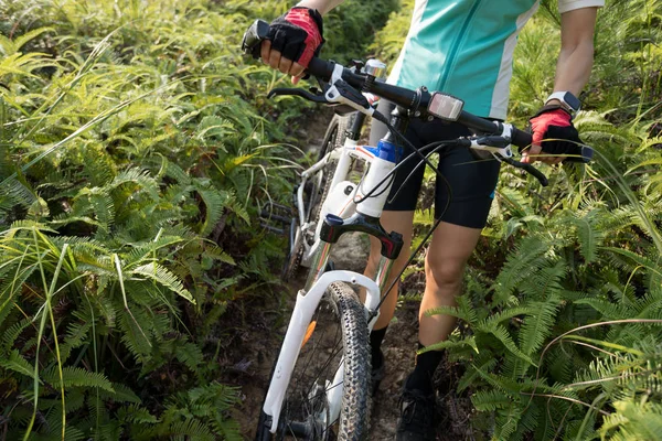 Biegi Rowerowe Kobieta Rowerzysta Jazda Rowerze Górskim Tropikalnym Szlaku Leśnym — Zdjęcie stockowe