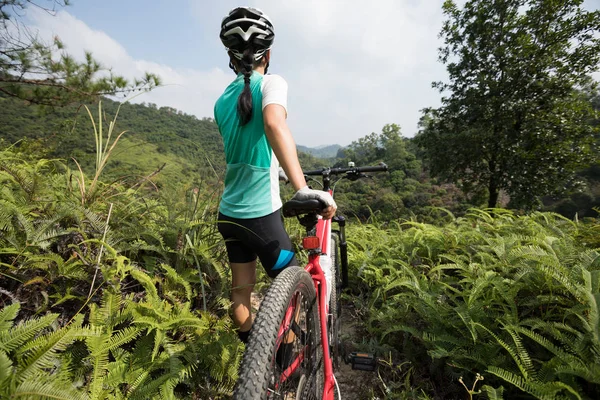 Tropikal Orman Patikasında Bisikletli Kadın Bisikletçi Manzaraya Bakıyor — Stok fotoğraf