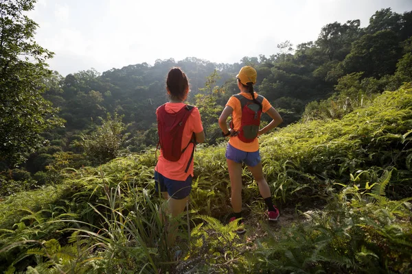 Zwei Trailläuferinnen Betrachten Die Sonnenaufgangslandschaft Nachdem Sie Zum Gipfel Der — Stockfoto
