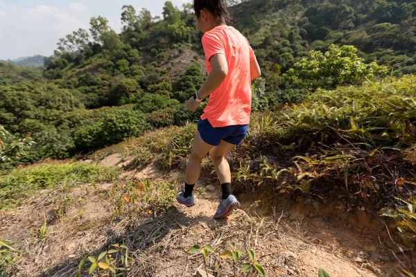 Femme Coureuse Ultramarathon Descendant Sur Une Pente Montagne Forêt Tropicale — Photo