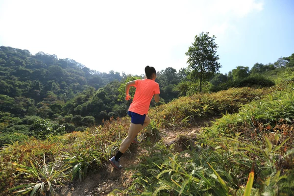 Női Ultramaraton Futó Fut Fel Hegyi Lejtőn Trópusi Erdőben — Stock Fotó
