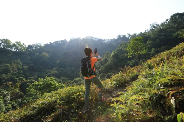 Caminhante Feminina Tirando Foto Com Smartphone Floresta Outono — Fotografia de Stock