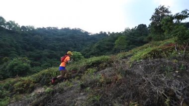 İki kadın ultramaraton koşucusu gündüz vakti parkta koşuyor.