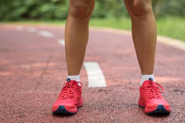 Forman yolunda koşan fitness kadını bacakları. 