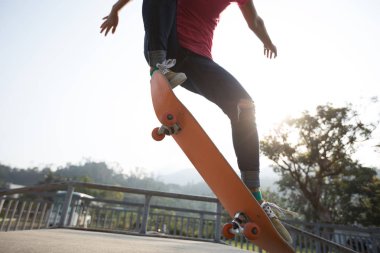 Kaykay yapan kadın kaykaycı.