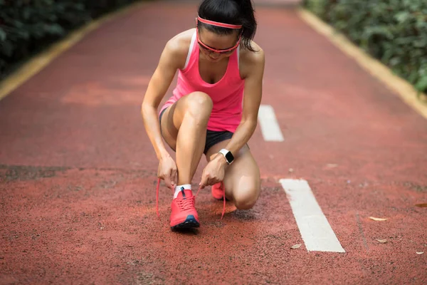 Mujer Corredora Atando Cordones Zapatos Antes Correr Por Sendero Del — Foto de Stock