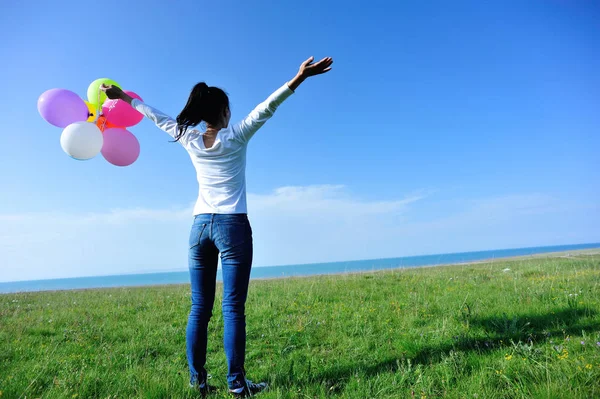 Giovane Donna Con Palloncini Piedi Praterie Verdi — Foto Stock