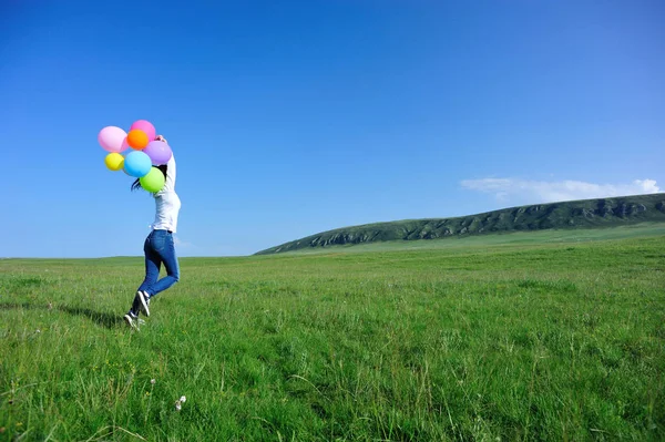 Giovane Donna Con Palloncini Che Corre Salta Praterie Verdi — Foto Stock