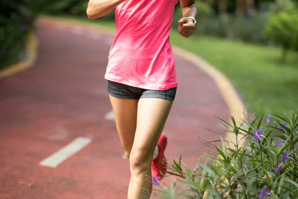 Υγιής Fitness Γυναίκα Δρομέας Τρέξιμο Εξωτερικούς Χώρους Στο Πάρκο — Φωτογραφία Αρχείου