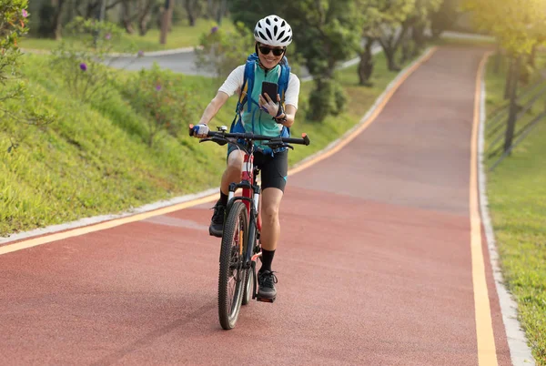 Cyclist Riding Bike Path Using Smartphone — Stock Photo, Image