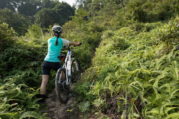 Langlaufen Fietsende Vrouw Fietser Met Mountainbike Klimmen Tropisch Bospad — Stockfoto
