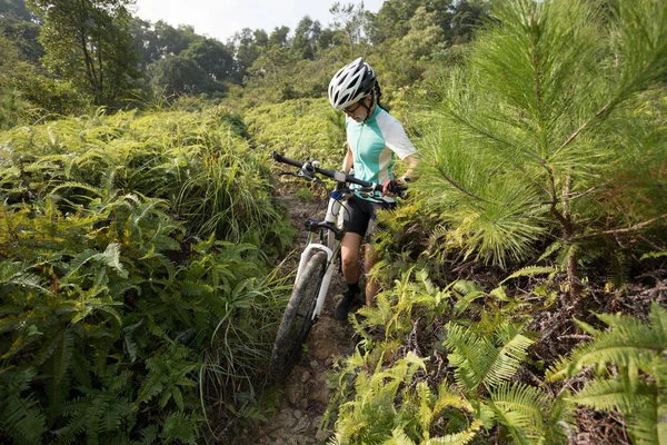 Biegi Rowerowe Kobieta Rowerzysta Rowerem Górskim Wspina Się Tropikalnym Szlaku — Zdjęcie stockowe