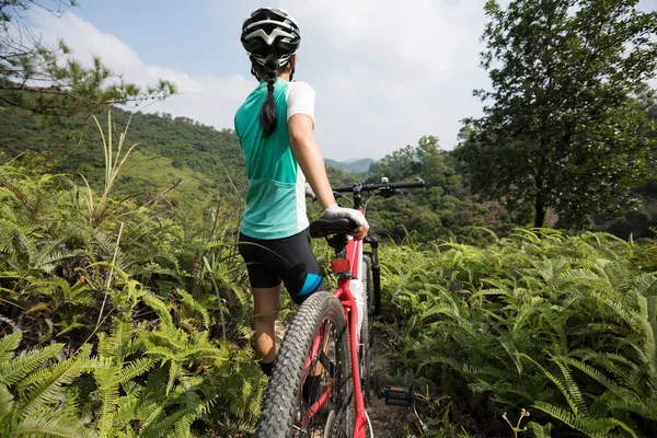 Cross Country Ciclista Mulher Ciclista Com Mountain Bike Trilha Floresta — Fotografia de Stock