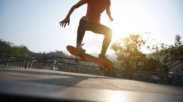 Žena Skateboardista Skateboarding Skate Parku — Stock fotografie