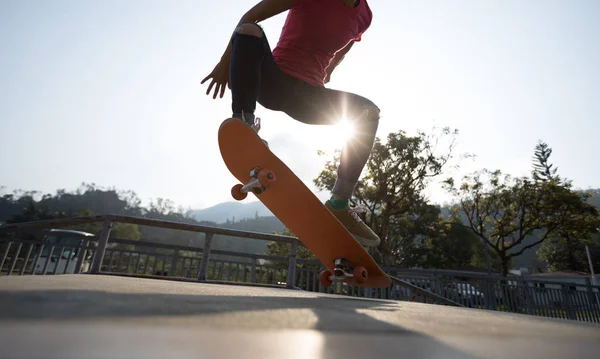 Femme Skateboarder Skateboard Sur Skate Park — Photo